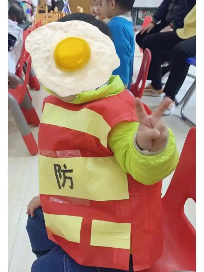 幼儿园环保服装秀——消防服 哼哼幼儿园搞了环保服装秀活动,用废旧