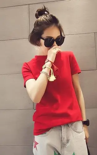 非常抢眼的一款红色t恤,修身的剪裁,单穿内搭都可以,下身搭配牛仔裤