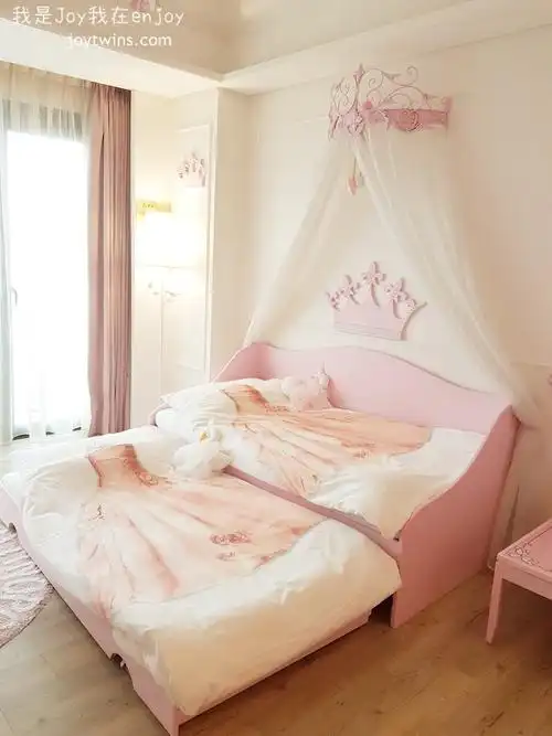 里面还有儿童的独立隔间,双宝就是睡在小公主房内的马车的专属小房间