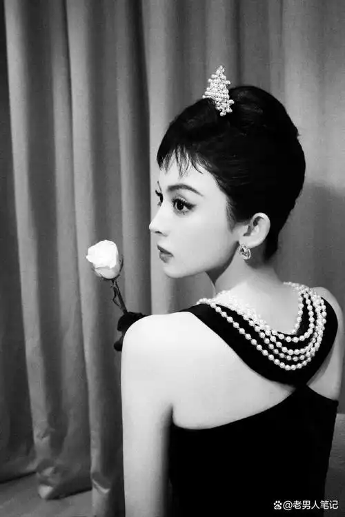 圈内小花美人古力娜扎《萌探探探案》全新造型释出,精致扎发,烟熏眼妆