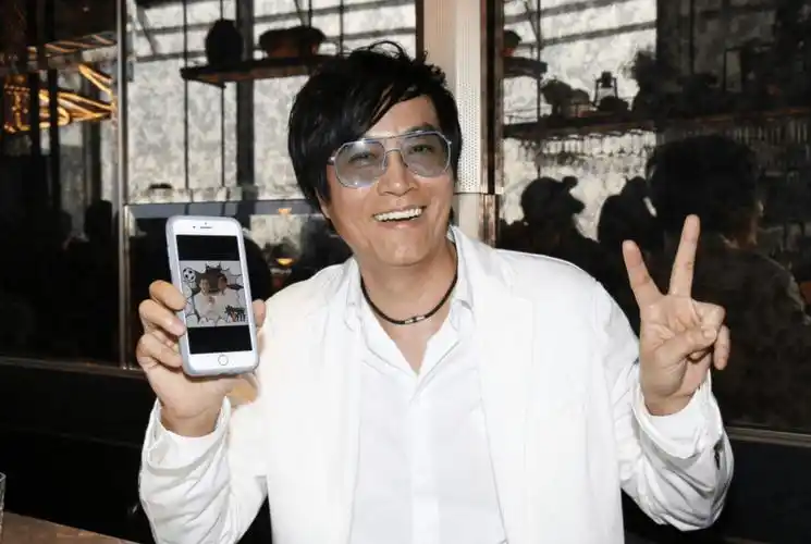 61岁陈庭威出席亚视台庆,穿西装戴墨镜有型有款,自曝未婚仍单身_香港