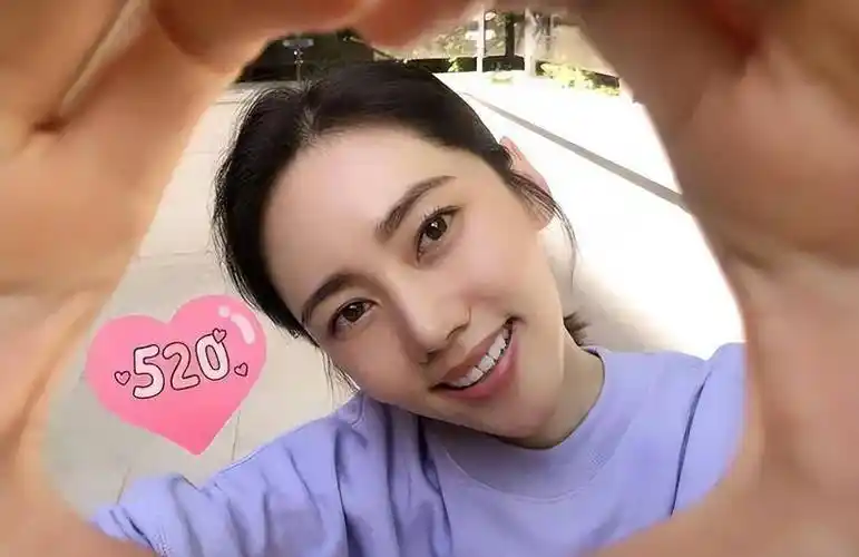 秋瓷炫身材真火辣,穿深v领高开叉裙秀曲线,若隐若现太迷人_目光_魅力