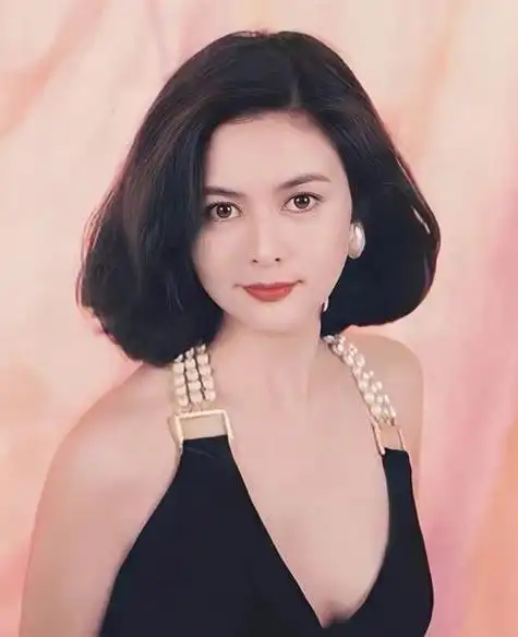 关之琳巅峰期魅力有多大?看完她的泳装照,总算了解啥叫女人味