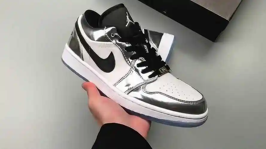 aj开箱:aj1低帮液态银伦纳德开箱实拍