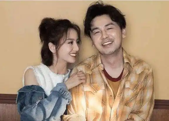 原创雷佳音为何从不晒妻当看到她老婆的照片时网友是男人都不晒