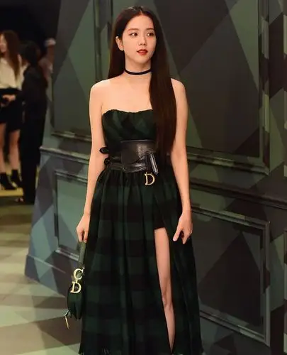 韩国女歌手金智秀现身,穿绿色长裙秀大长腿,长发披肩俏皮比心