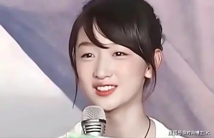 原创看完周冬雨高中时的照片完全理解为何她被张艺谋相中了太灵了