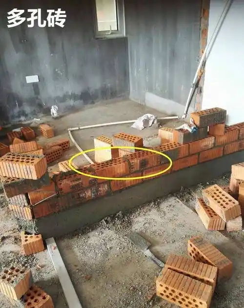 泥工师傅太粗心,多孔砖砌墙孔洞朝两边,邻居劝:赶紧推掉重砌吧_红砖
