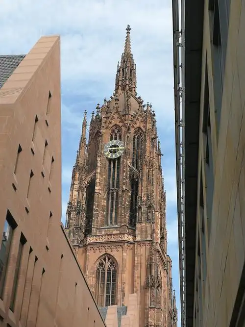 法兰克福大教堂有600年的历史,是德国最重要的教堂,德国皇帝在此进行