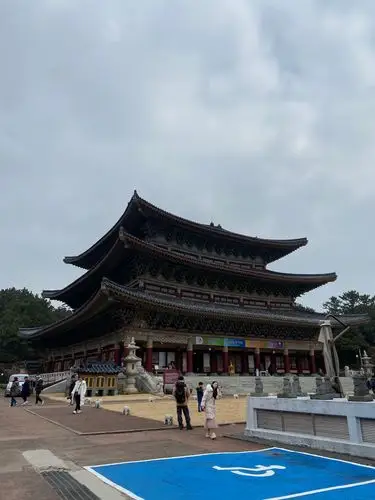 韩国的寺庙和中国不一样,他们不烧香祭拜,而是给菩萨供米,鱼妈自然供