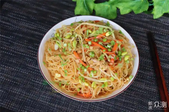 广东人喜欢吃米粉放豆芽肉末爽滑味美