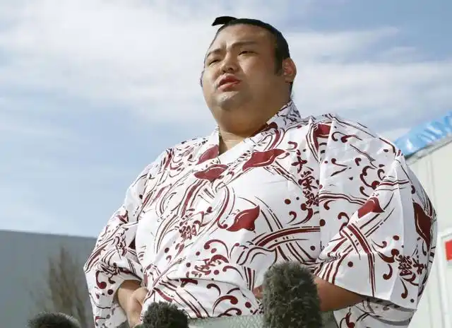 为什么相扑选手很胖,还有很多日本美女争着嫁呢?