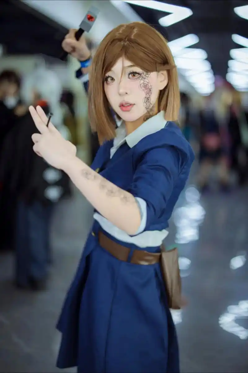 "比比谁更能忍吧" #咒术回战 #钉崎野蔷薇cos - 抖音