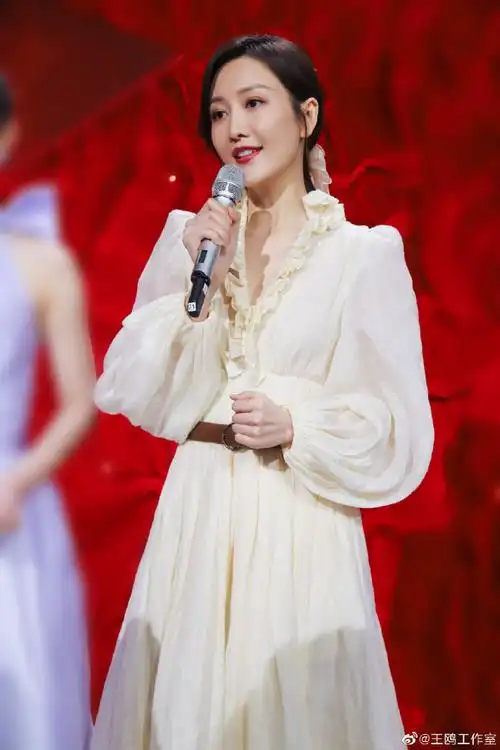 王鸥羊腿袖深v礼服##王鸥 造型师说这叫羊腿袖