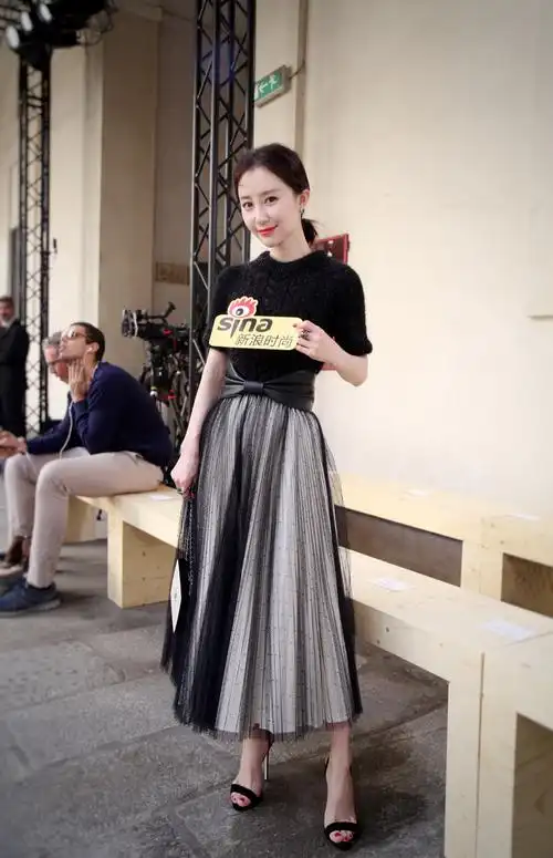 美图系列##舒畅# philosophy 2018春夏秀场,@舒畅 身穿优雅黑色丝绒