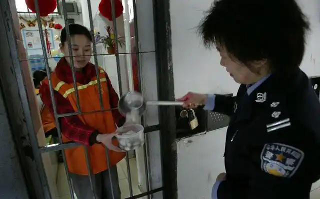 以亲身经历讲述一些看守所的生活,也是有亲朋在里面关心的问题