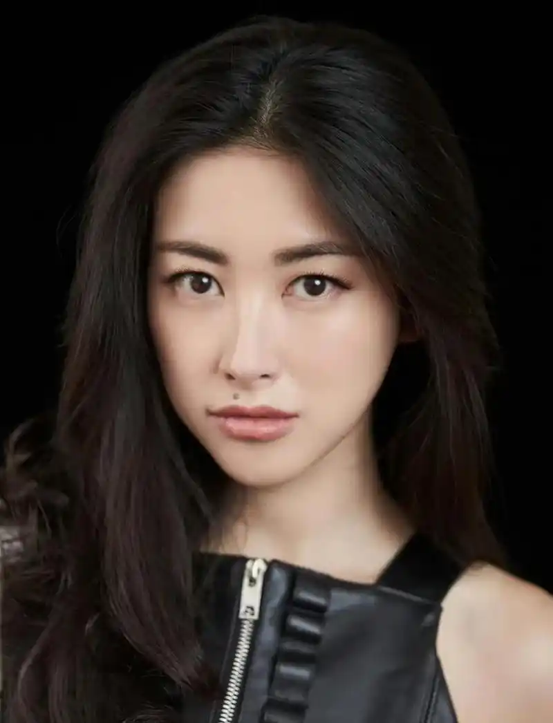 朱珠把嘴角的痣去掉后,整个颜值都提升了一个等级.