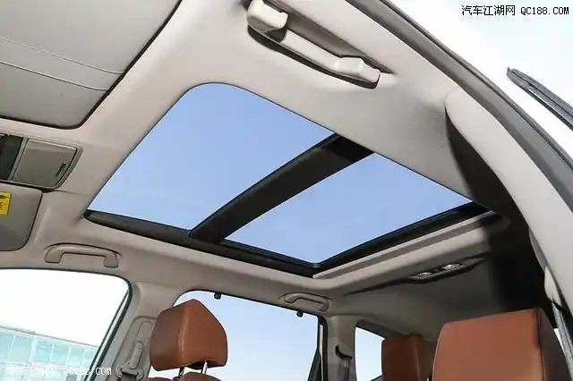 另外全系标配的全景天窗也值得好评.