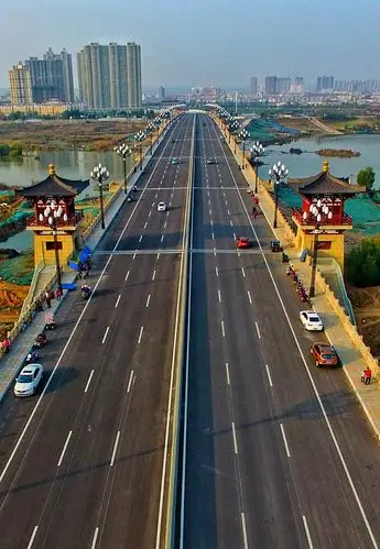 11月4日,洛阳新街跨洛河大桥.