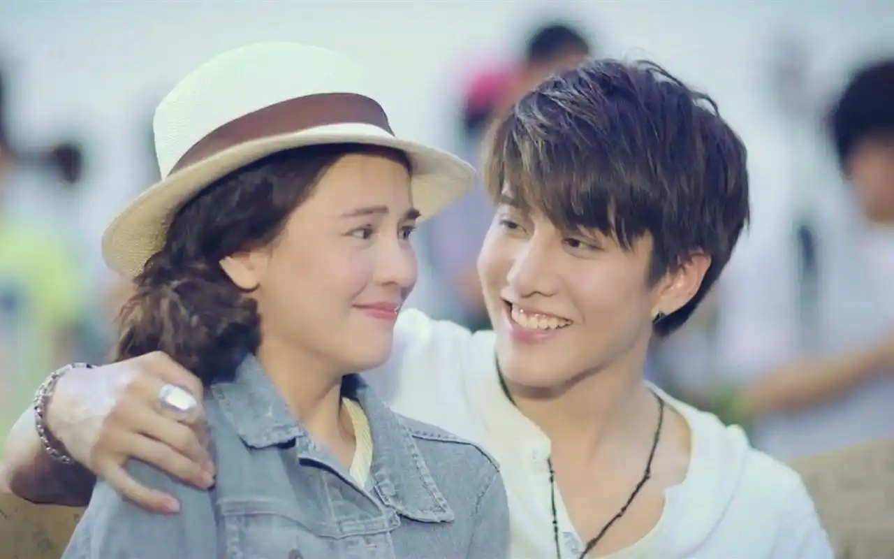 泰星mike和aom的甜蜜剧照电脑桌面壁纸下载