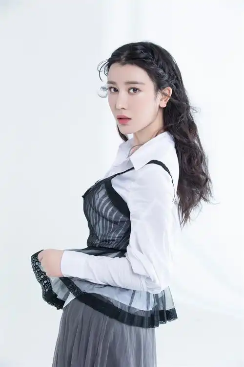 北电校花侍宣如黑纱礼服写真曝光凸显火辣身材