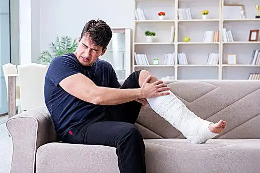 男人,断腿,恢复,在家