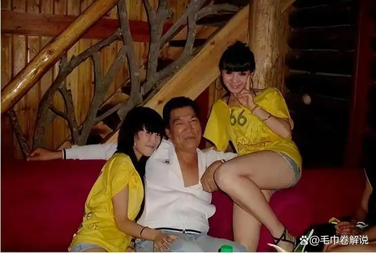 演员成奎安:病逝13年,孙子车祸去世,两房妻子的做法大不相同