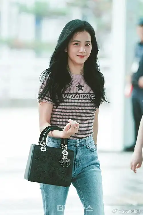 今日现身仁川机场的jisoo金智秀 比起新闻图