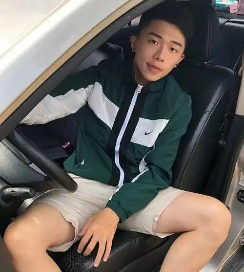 英俊潇洒的阳光帅气的小哥哥假期在家无聊只能给自己拍照片玩了