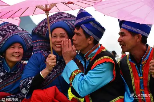 广西99位长寿老人油菜花田唱山歌