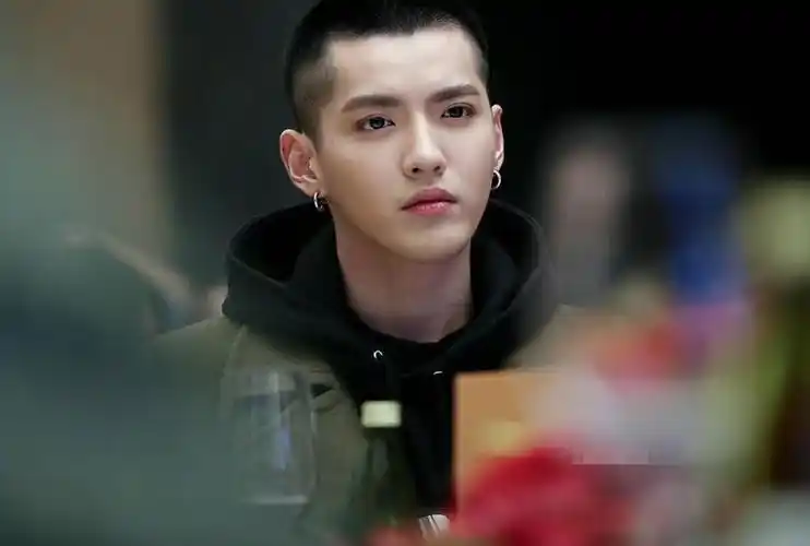 吴亦凡被外媒骂骗子炎亚纶劈腿三男唐嫣婚后首亮相邓紫棋与富二代男友