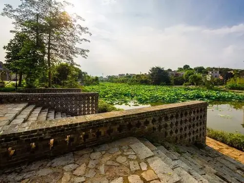 作适当修复;增建古戏台,洗衣台,青砖毛石矮墙,重现古村的生活场景;以