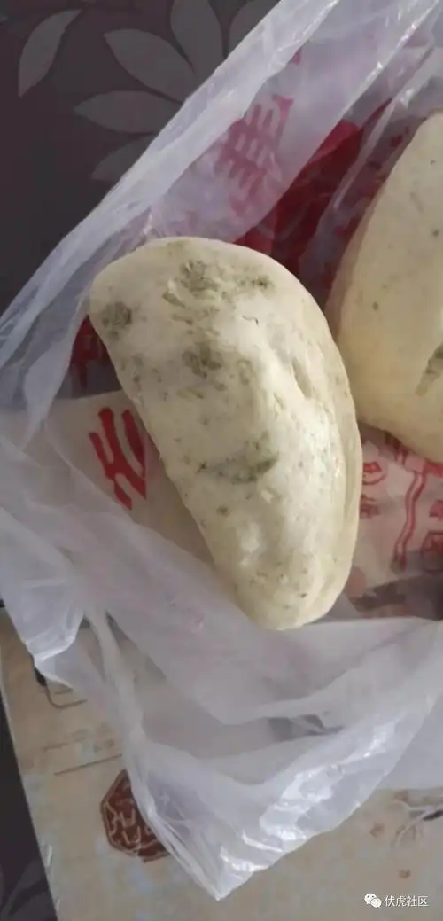 在伏虎某知名庙宇买到疑似霉变的馒头