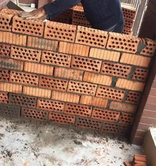 泥工师傅太粗心,多孔砖砌墙孔洞朝两边,邻居劝:赶紧推掉重砌吧