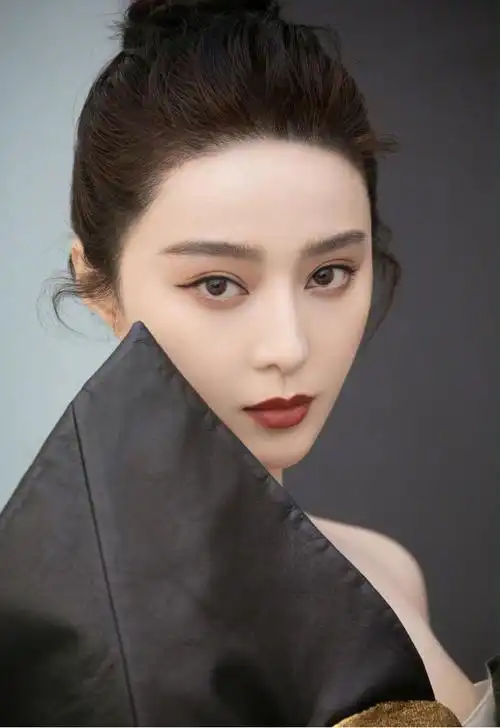 范冰冰就是家喻户晓的大明星了,她那特有识别度的五官也是一绝,整个骨