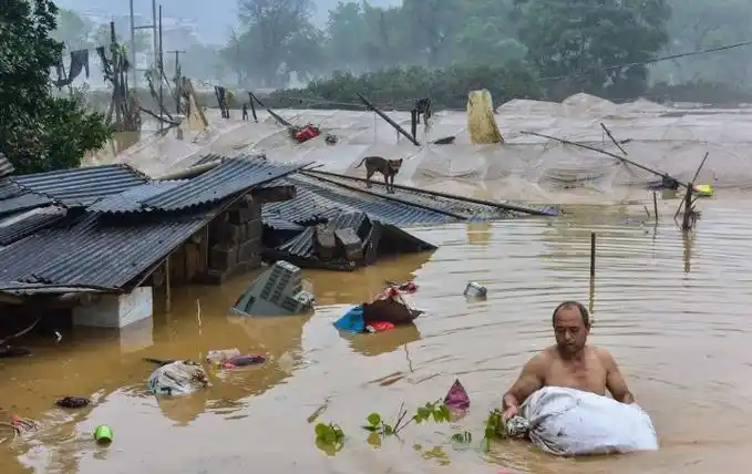 流离失所;楼房,成了水帘洞;道路被冲垮,汽车被冲毁;城镇被泡在水里