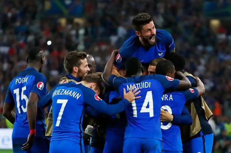 这是16年以来,法国队第一次在欧洲杯中完成开局两连胜.