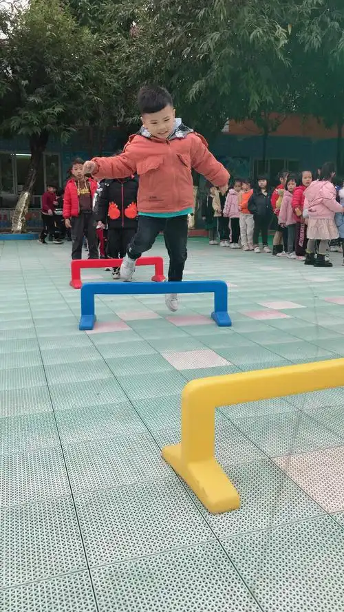 小可爱们锻练跨跳运动