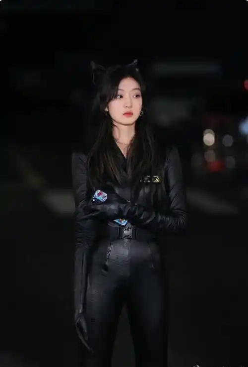 女明星-黑色紧身皮衣-搜查官系列图片分享_文文_身材_迪丽热巴