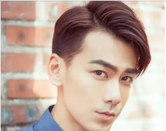 男生偏分露额发型图片大全