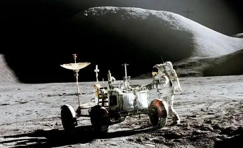 到过月球的人都是谁?为何从月球回望地球,宇航员都会害怕