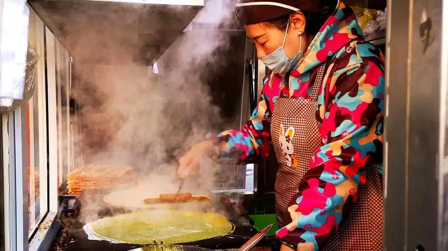 普通路边摊竟然是天津煎饼果子冠军?老板娘的一个动作暴露了秘密