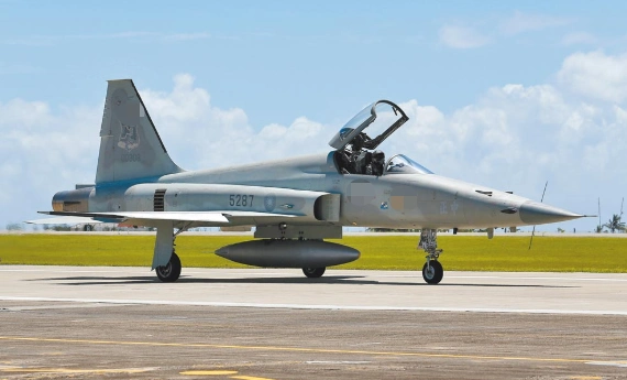 台湾空军4架f-5e战斗机22日自台东志航基地起飞执行训练任务,其中2号