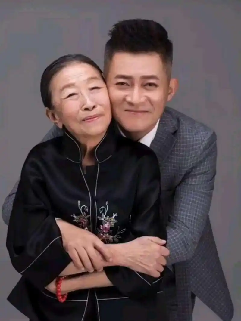 原创"丑娘"张少华离世,老伴的三轮车载不动太多哀愁