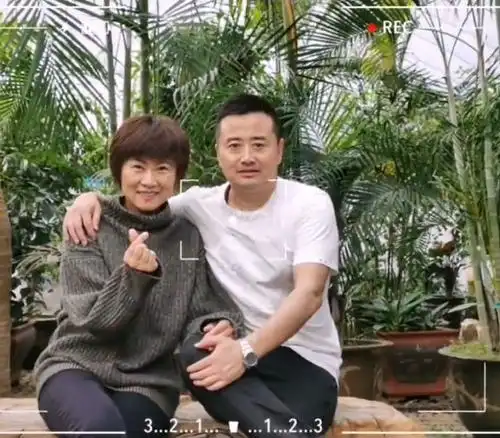 赵海燕结婚24周年晒全家福!和老公同框像两代人,戏里竟是婶侄