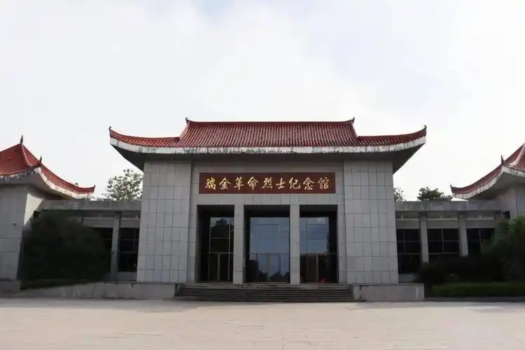 暑期三下乡瞻仰瑞金革命烈士纪念馆深刻感悟红色精神