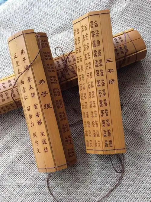 后来人们又把文字记载在竹片和木片上,就是竹简书.