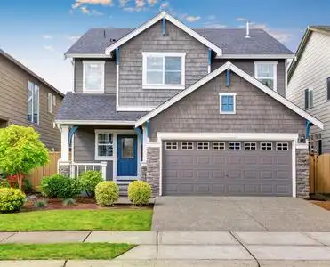 现代的房子,有灰色的外观和蓝白色修剪照片