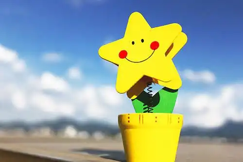 阳光般笑容的可爱娃娃图片