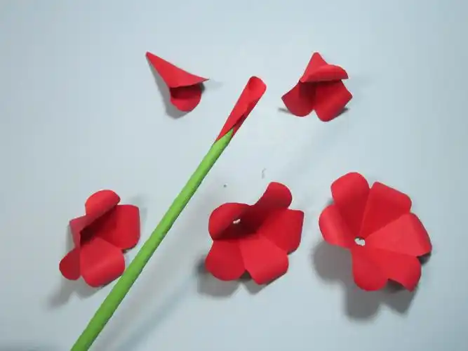 纸玫瑰花的折法(手工玫瑰花的折法步骤图解)